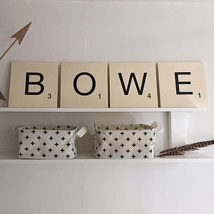 Babynaam in grote scrabble letters